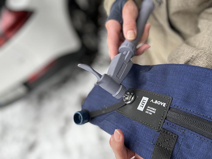 Mit der beiliegenden Luftpumpe wird der ABS A.bove gef&uuml;llt, die Schuhe sind mit Left oder Right gekennzeichnet, sie gibt es in S/M bzw L/XS f&uuml;r verschiedene Schuhgr&ouml;&szlig;en (&copy;Foto:Martin Schmitz)